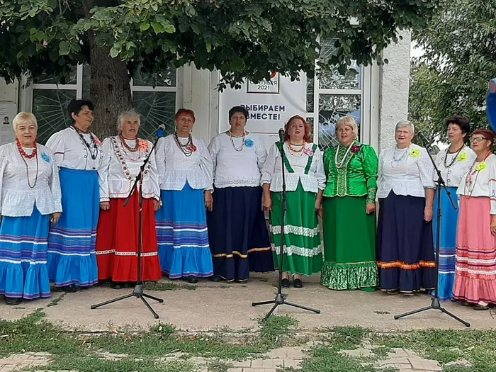 Вокально-хоровой ансамбль "Родные напевы"-выступление на х. Журавлев